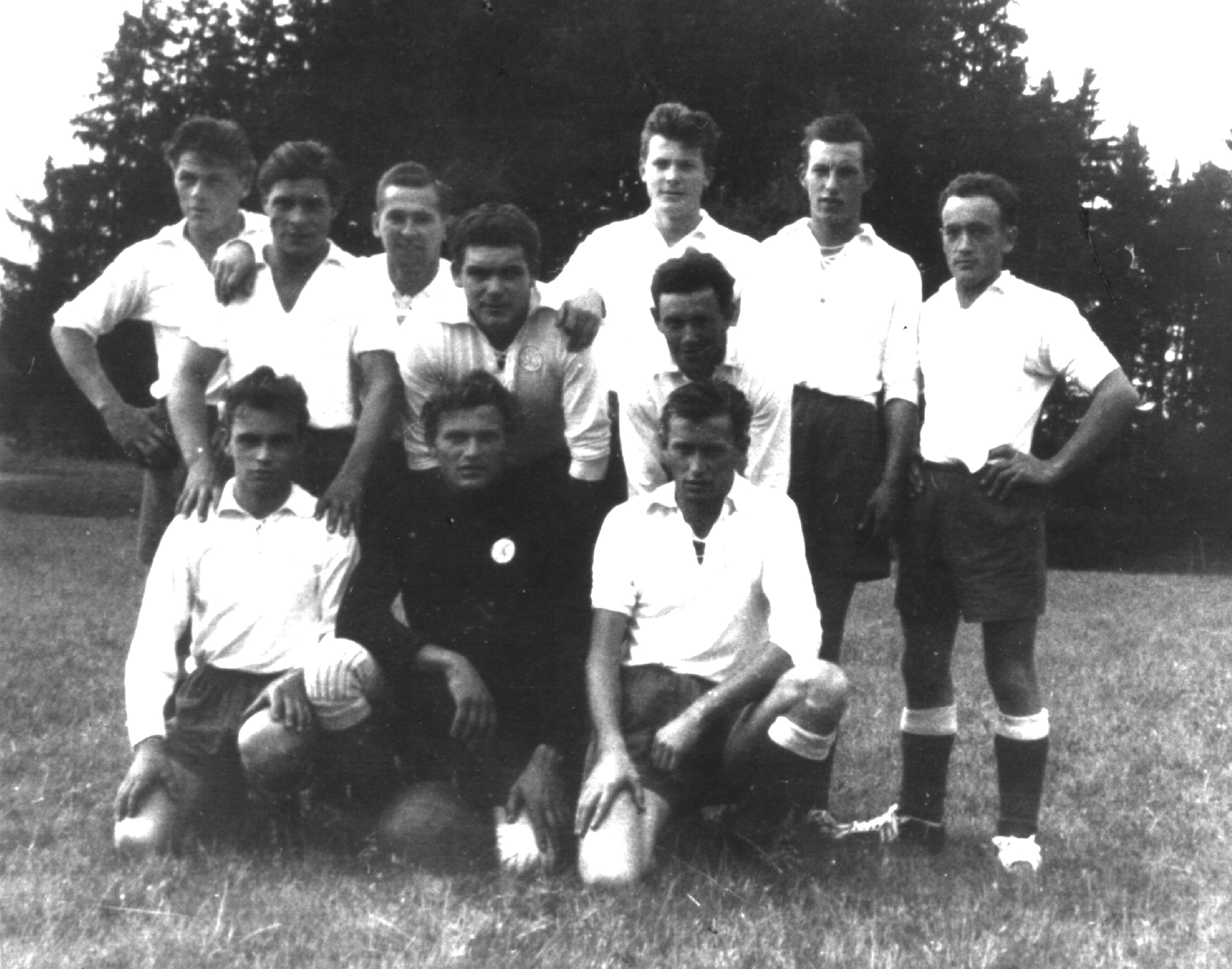 Die Fußballmannschaft in den frühen  60-er Jahren Fußballmannschaft in den 60-er Jahren