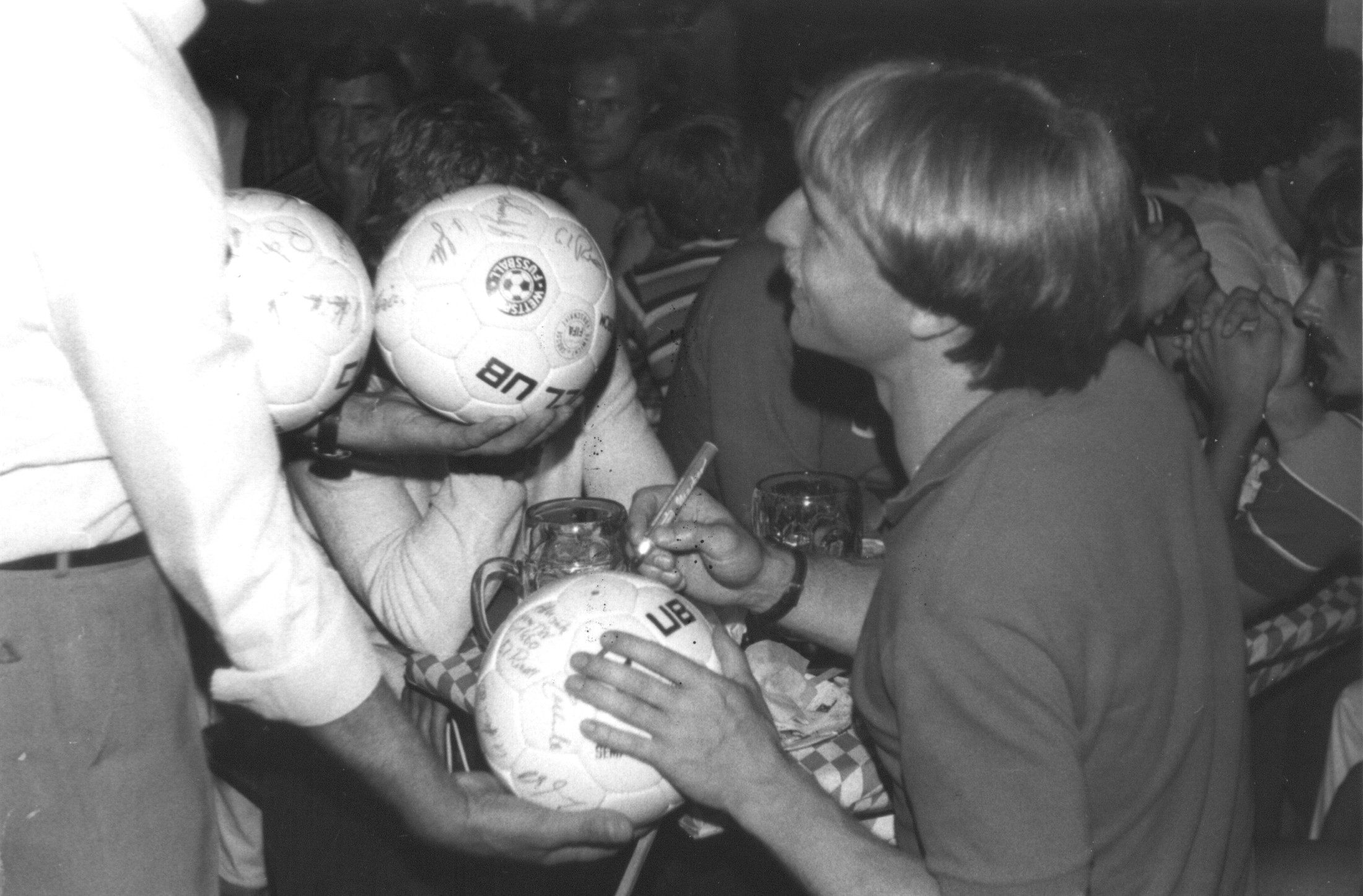 Spieler des TSV 1860 München, hier Wolfgang Sidka, beim Signieren der Bälle. Image