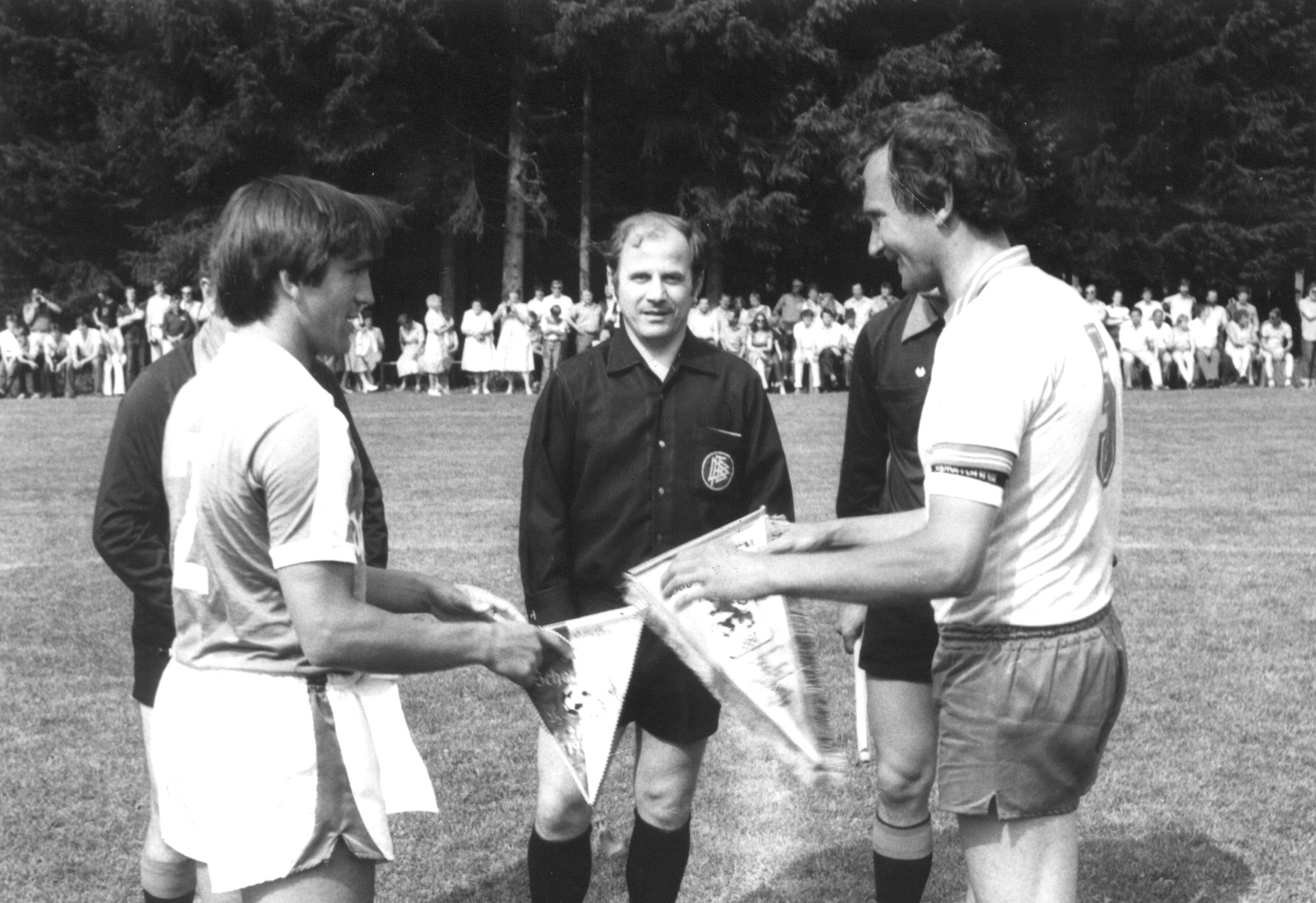 Die Spielführer der beiden Mannschaften: Jupp Kappelmann und Klaus Giebel Image