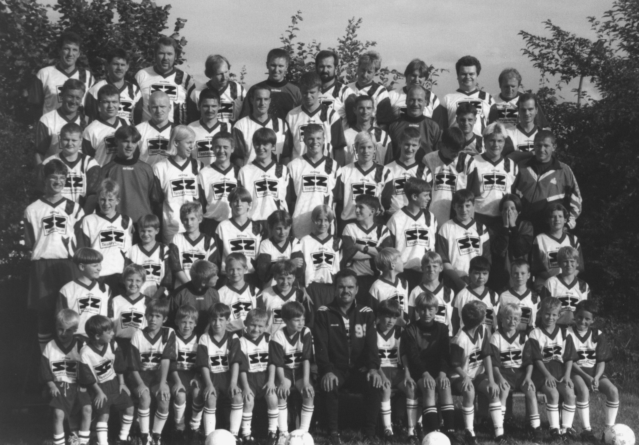 Alle Mannschaften des SV Schonstett 1998 mit Trainer Franz Kratzer Image