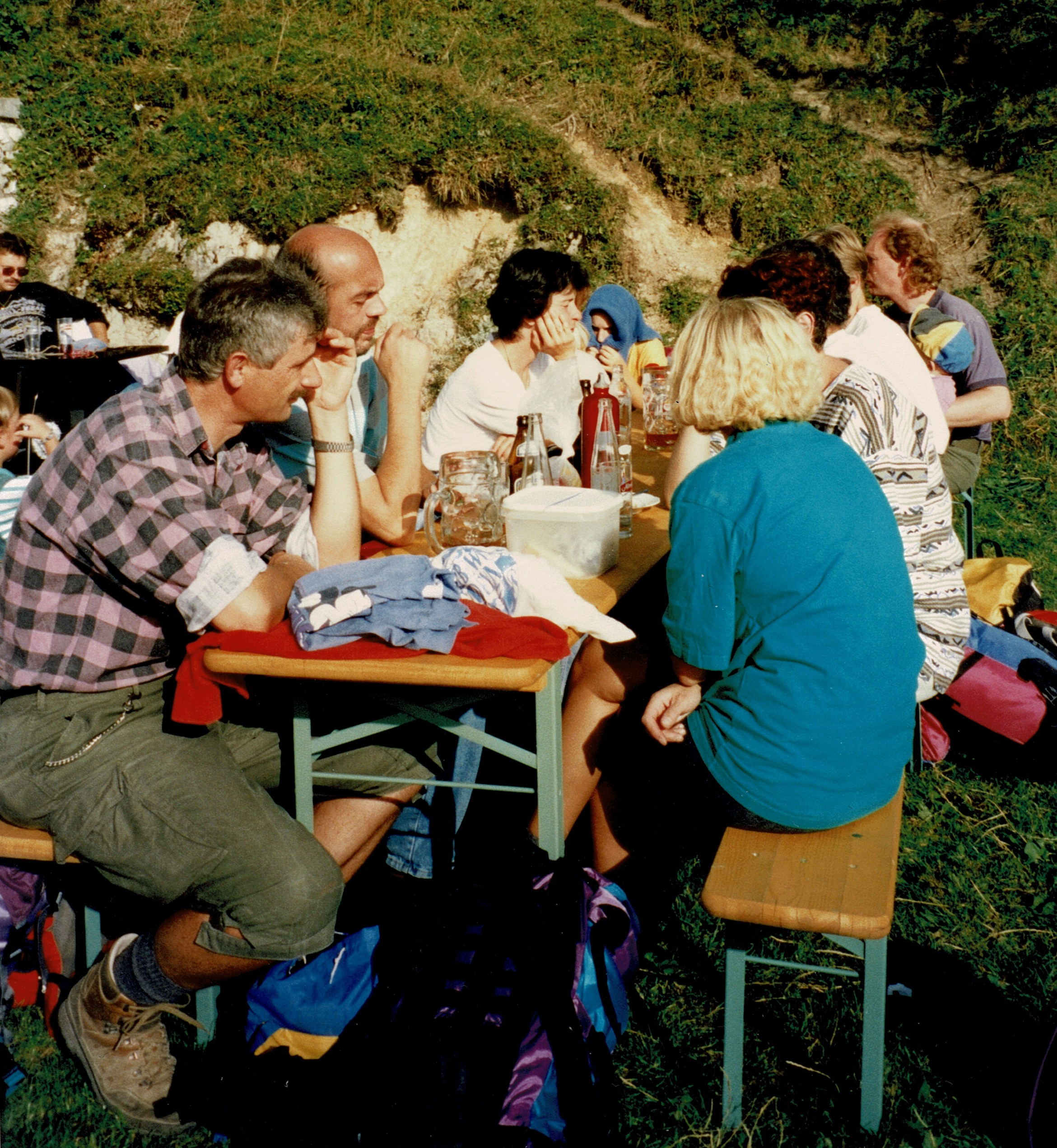 Die Kinder spielen, die Erwachsenen lassen es sich gut gehen! Image