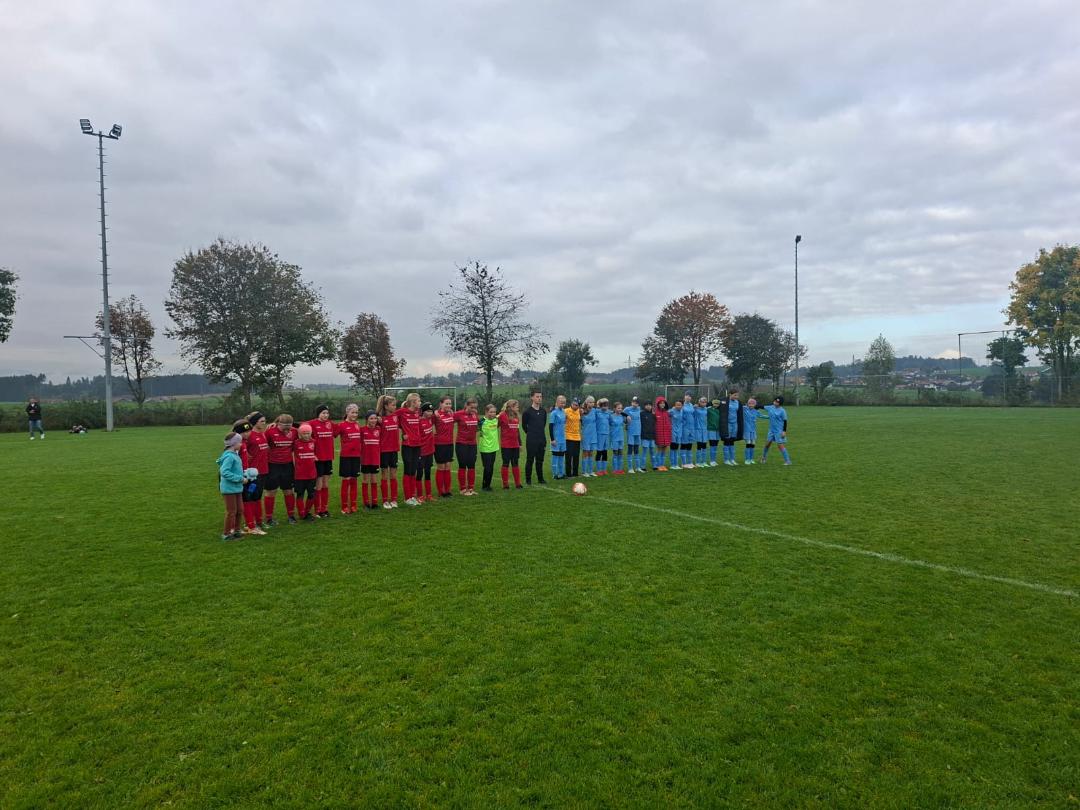Die D-Juniorinnen (links in roten Dressen) vor dem Auswärtsspiel in Prutting